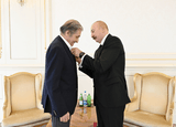 İlham Əliyev Fərhad Xəlilova "İstiqlal" ordenini təqdim edib