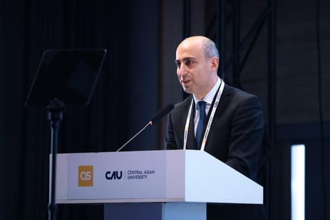 Emin Əmrullayev QS Avrasiya Forumunda çıxış edib