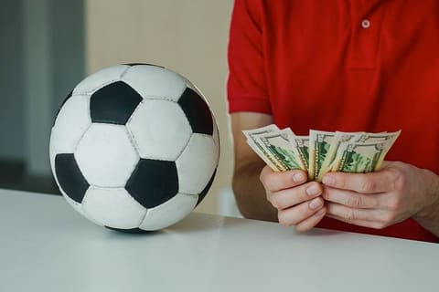 Azərbaycan Premyer Liqası klublarının futbolçulara ödədiyi maaşlar açıqlanıb