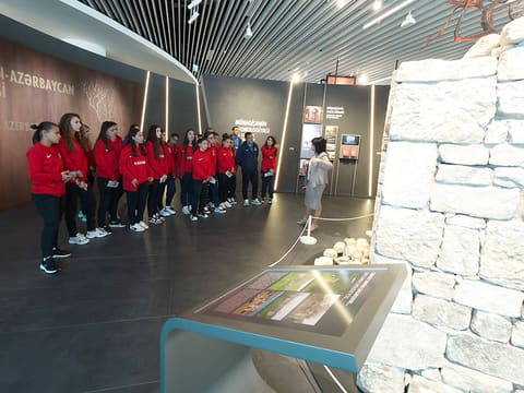 Azərbaycanın U-19 millisi Zəfər Muzeyini ziyarət edib
