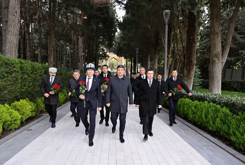 Qırğızıstan nümayəndə heyəti Heydər Əliyevin məzarını ziyarət edib