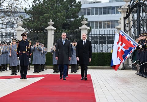 Bratislavada İlham Əliyevin rəsmi qarşılanma mərasimi olub