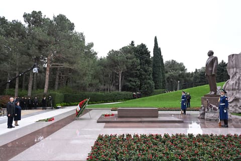 Dövlət və hökumət rəsmiləri Fəxri xiyabanı ziyarət ediblər