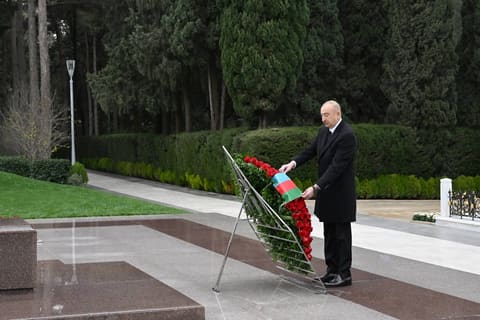 Prezident və birinci xanım Ümummilli Lider Heydər Əliyevin məzarını ziyarət ediblər