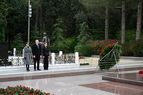 Prezident və birinci xanım Ümummilli Lider Heydər Əliyevin məzarını ziyarət ediblər