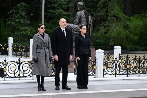 Prezident və birinci xanım Ümummilli Lider Heydər Əliyevin məzarını ziyarət ediblər