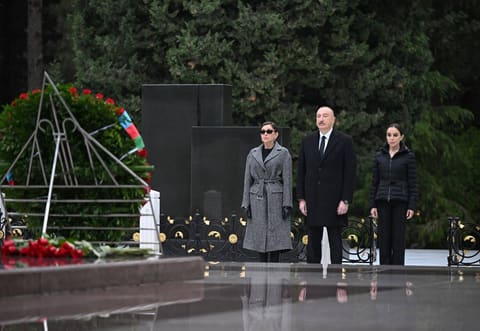 Prezident və birinci xanım Ümummilli Lider Heydər Əliyevin məzarını ziyarət ediblər