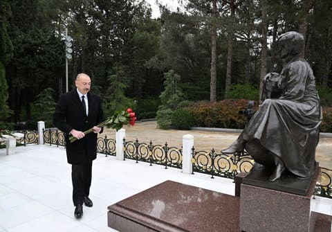 Prezident və birinci xanım Ümummilli Lider Heydər Əliyevin məzarını ziyarət ediblər
