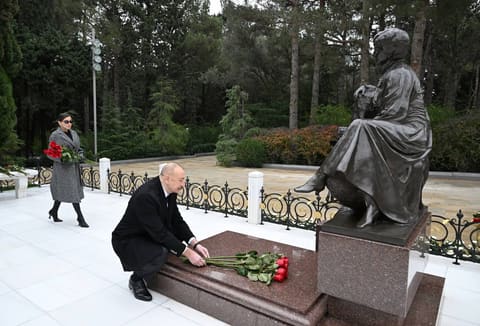 Prezident və birinci xanım Ümummilli Lider Heydər Əliyevin məzarını ziyarət ediblər
