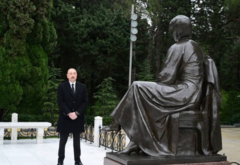 Prezident və birinci xanım Ümummilli Lider Heydər Əliyevin məzarını ziyarət ediblər