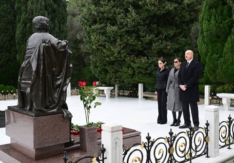 Prezident və birinci xanım Ümummilli Lider Heydər Əliyevin məzarını ziyarət ediblər