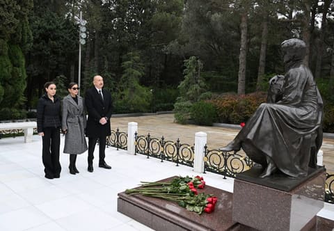 Prezident və birinci xanım Ümummilli Lider Heydər Əliyevin məzarını ziyarət ediblər