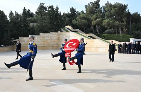 Türkiyənin vitse-prezidenti Bakıda şəhidlərin xatirəsini anıb