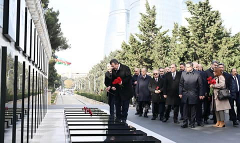 Türkiyənin vitse-prezidenti Bakıda şəhidlərin xatirəsini anıb