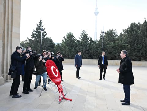 Türkiyənin vitse-prezidenti Bakıda şəhidlərin xatirəsini anıb