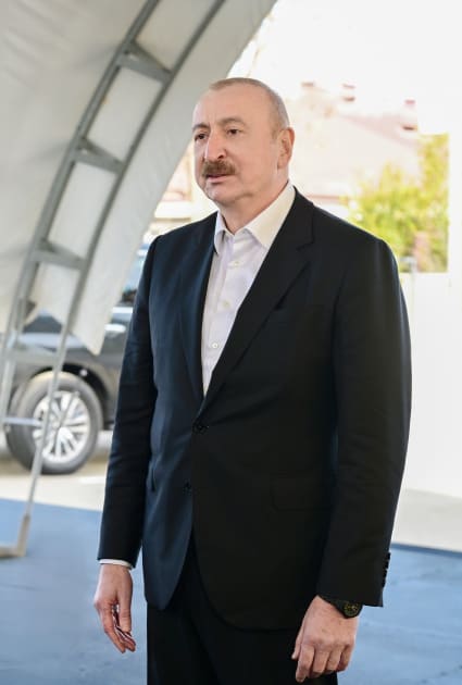  İlham Əliyev Kərkicahan qəsəbəsində buraya köçən sakinlərlə görüşüb - VİDEO - YENİLƏNİB 