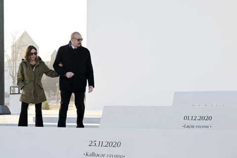 İlham Əliyev Xankəndi şəhərində Zəfər parkının açılışında iştirak edib -YENİLƏNİB