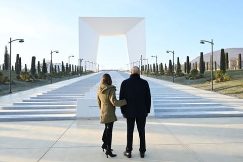 İlham Əliyev Xankəndi şəhərində Zəfər parkının açılışında iştirak edib -YENİLƏNİB