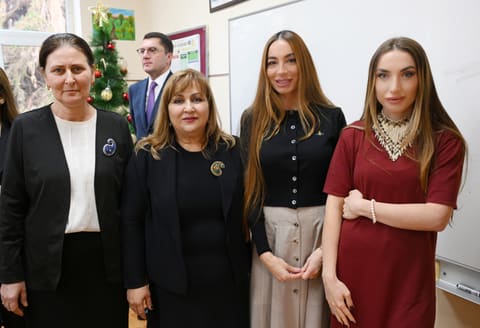 Leyla Əliyeva, Arzu Əliyeva və Alena Əliyeva Bakı şəhəri 5 nömrəli internat tipli xüsusi ümumtəhsil məktəbində olublar