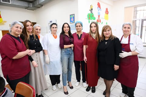 Leyla Əliyeva, Arzu Əliyeva və Alena Əliyeva Bakı şəhəri 5 nömrəli internat tipli xüsusi ümumtəhsil məktəbində olublar