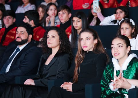 Leyla Əliyeva və Alena Əliyeva Uşaq İncəsənət Festivalının yekun mükafatlandırma mərasimində iştirak ediblər