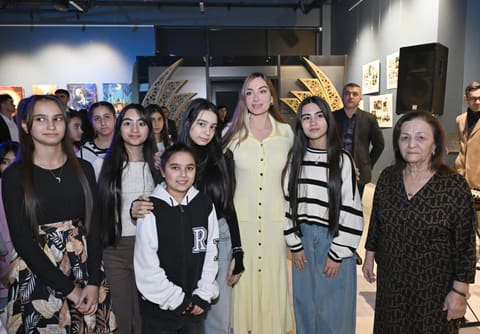 Arzu Əliyeva və Alena Əliyeva “Rənglərdə yaşanan 10 il” mövzusunda keçirilən sərgidə iştirak ediblər