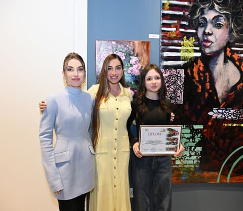 Arzu Əliyeva və Alena Əliyeva “Rənglərdə yaşanan 10 il” mövzusunda keçirilən sərgidə iştirak ediblər