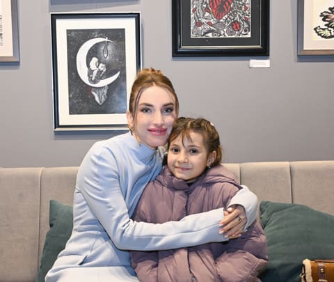 Arzu Əliyeva və Alena Əliyeva “Rənglərdə yaşanan 10 il” mövzusunda keçirilən sərgidə iştirak ediblər
