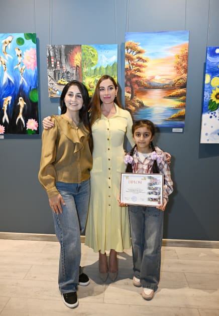 Arzu Əliyeva və Alena Əliyeva “Rənglərdə yaşanan 10 il” mövzusunda keçirilən sərgidə iştirak ediblər