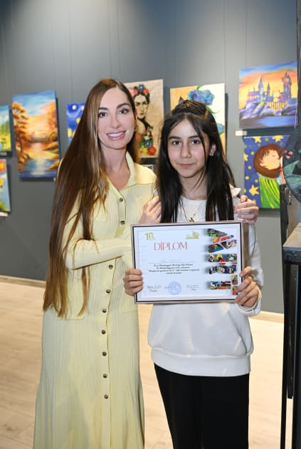 Arzu Əliyeva və Alena Əliyeva “Rənglərdə yaşanan 10 il” mövzusunda keçirilən sərgidə iştirak ediblər