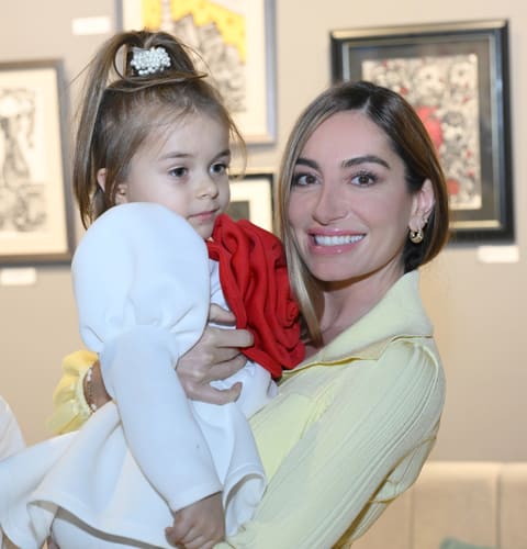 Arzu Əliyeva və Alena Əliyeva “Rənglərdə yaşanan 10 il” mövzusunda keçirilən sərgidə iştirak ediblər