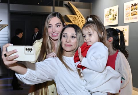 Arzu Əliyeva və Alena Əliyeva “Rənglərdə yaşanan 10 il” mövzusunda keçirilən sərgidə iştirak ediblər