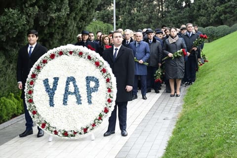 YAP nümayəndə heyəti Heydər Əliyevin xatirəsini yad edib