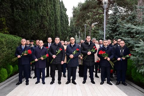 Mədəniyyət Nazirliyinin kollektivi Ümummilli Lider Heydər Əliyevin məzarını ziyarət edib