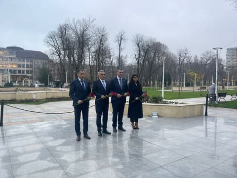 Vəkillər Kollegiyasının rəhbərliyi Rumıniyada Ulu Öndərin abidəsini ziyarət edib