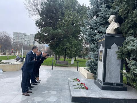 Vəkillər Kollegiyasının rəhbərliyi Rumıniyada Ulu Öndərin abidəsini ziyarət edib