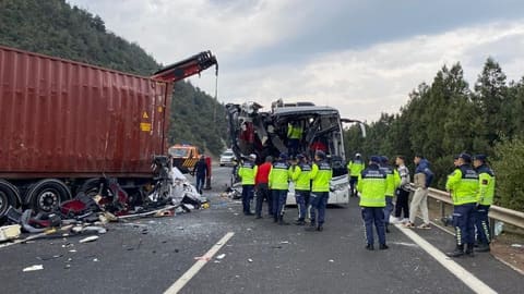 Türkiyədə sərnişin avtobusu yük maşınına çırpılıb: 7 nəfər ölüb, 11 nəfər yaralanıb-YENİLƏNİB