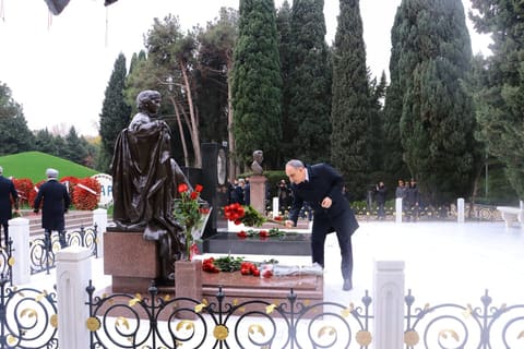 Prokurorluq əməkdaşları anım günü ilə bağlı Fəxri Xiyabanı ziyarət edib