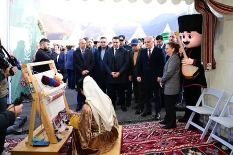 Kəlbəcərin mərkəzi meydanında müxtəlif səpkili sərgilər təşkil olunub