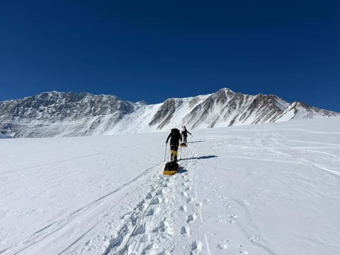 Azərbaycanlı alpinist Antarktidanın ən yüksək zirvəsini fəth edib