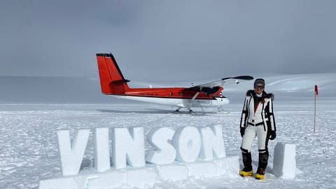 Azərbaycanlı alpinist Antarktidanın ən yüksək zirvəsini fəth edib
