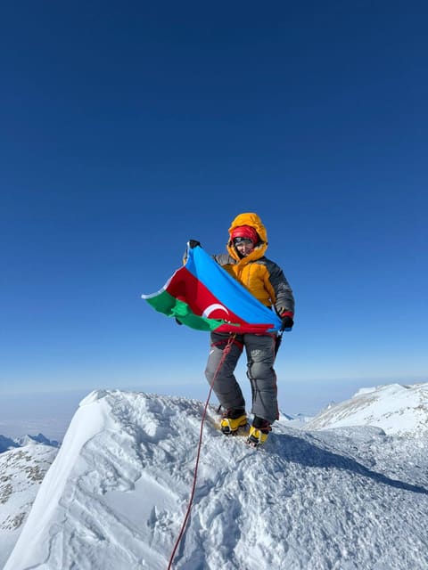 Azərbaycanlı alpinist Antarktidanın ən yüksək zirvəsini fəth edib
