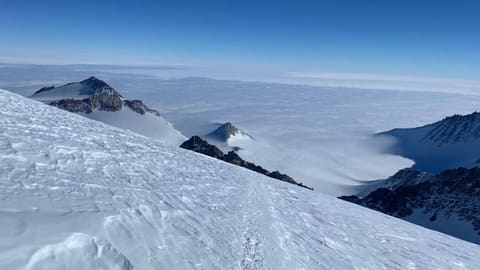 Azərbaycanlı alpinist Antarktidanın ən yüksək zirvəsini fəth edib
