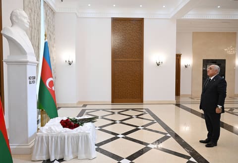Əli Əsədov Türkmənistanda Ümummilli Lider Heydər Əliyevin xatirəsini yad edib