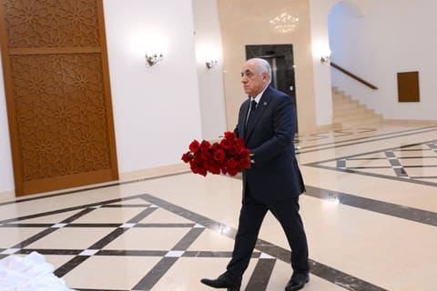Əli Əsədov Türkmənistanda Ümummilli Lider Heydər Əliyevin xatirəsini yad edib
