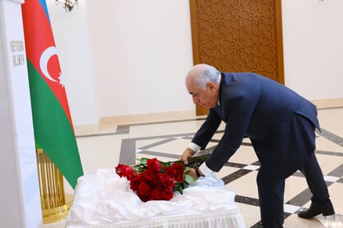 Əli Əsədov Türkmənistanda Ümummilli Lider Heydər Əliyevin xatirəsini yad edib