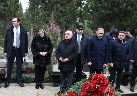Əli Əsədov AZAL təyyarəsinin qəzasının birinci ildönümündə həlak olan ekipaj üzvlərinin məzarlarını ziyarət edib