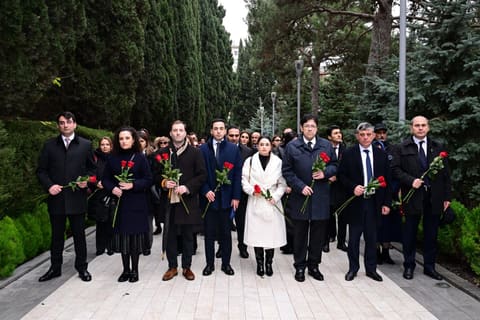 Mədəniyyət Nazirliyinin kollektivi Ümummilli Lider Heydər Əliyevin məzarını ziyarət edib