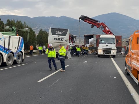 Türkiyədə sərnişin avtobusu yük maşınına çırpılıb: 7 nəfər ölüb, 11 nəfər yaralanıb-YENİLƏNİB