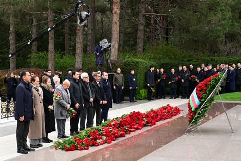 Mədəniyyət Nazirliyinin kollektivi Ümummilli Lider Heydər Əliyevin məzarını ziyarət edib